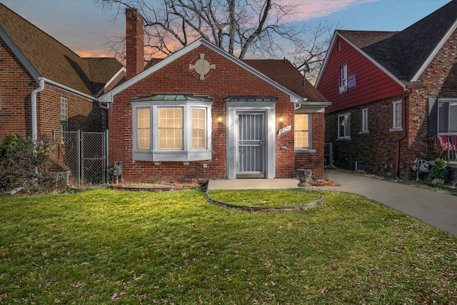 view of front of house featuring a lawn