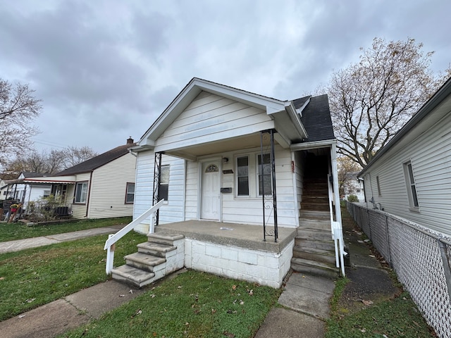 bungalow-style home featuring a front lawn and a porch