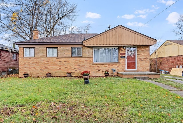 view of front facade featuring a front lawn