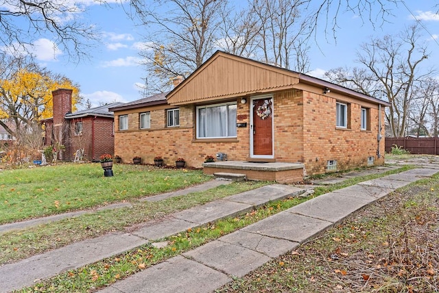 bungalow featuring a front lawn