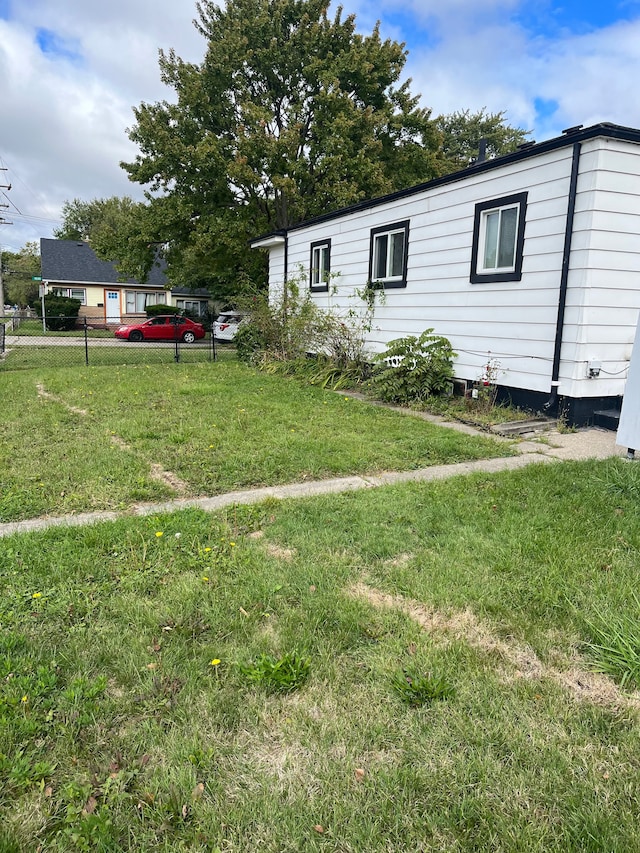 manufactured / mobile home featuring a front lawn