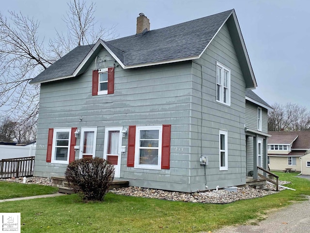 view of front of property with a front yard