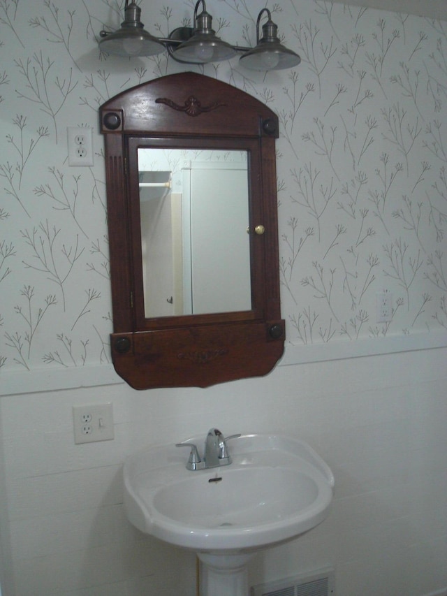 bathroom featuring sink