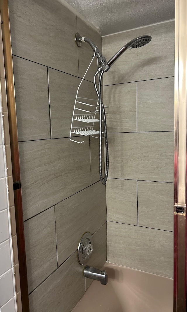 room details with tiled shower / bath