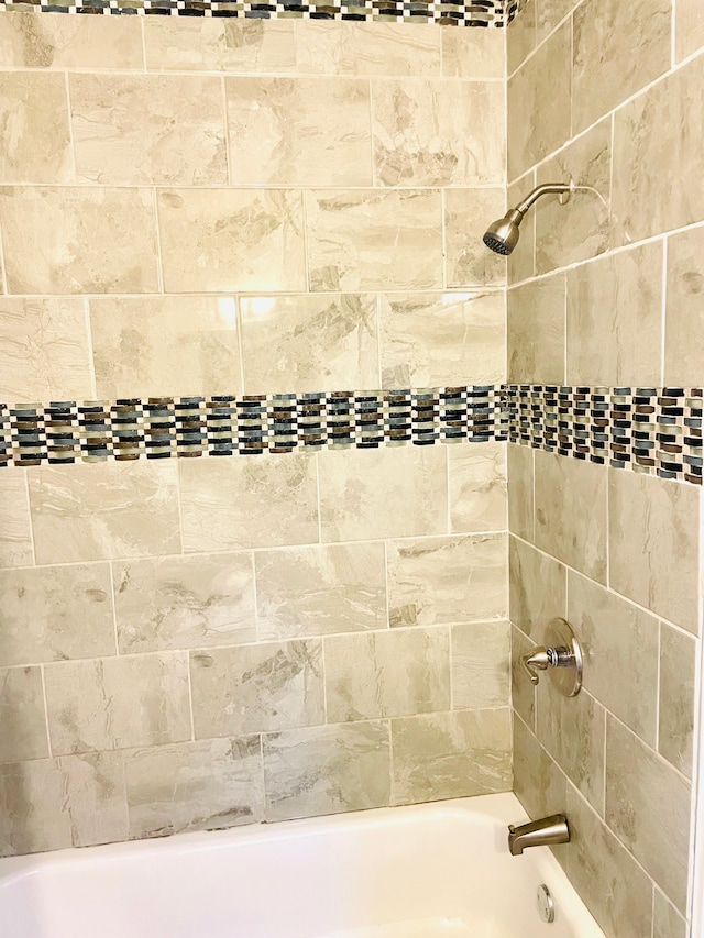 bathroom featuring tiled shower / bath