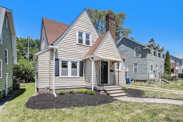 view of front of home featuring a front yard