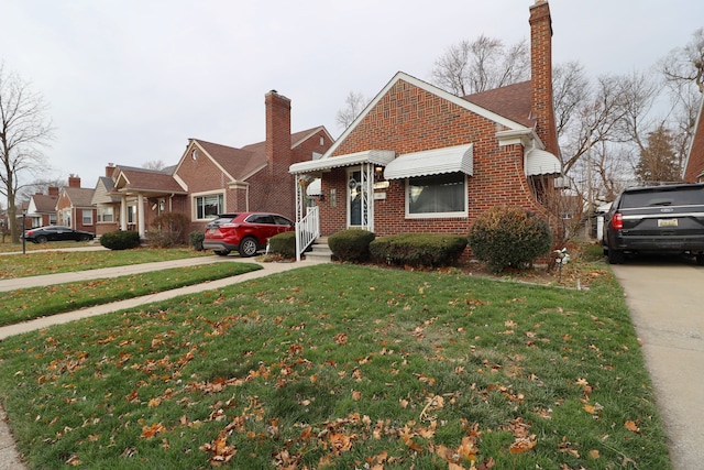 view of front of home featuring a front lawn