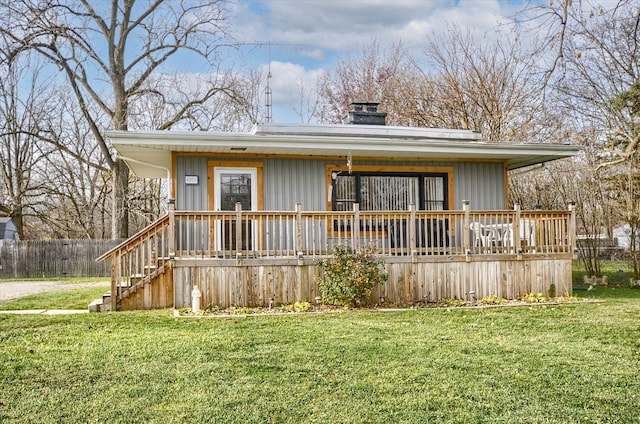 view of front of house featuring covered porch and a front yard