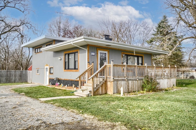 view of front of home featuring a front lawn