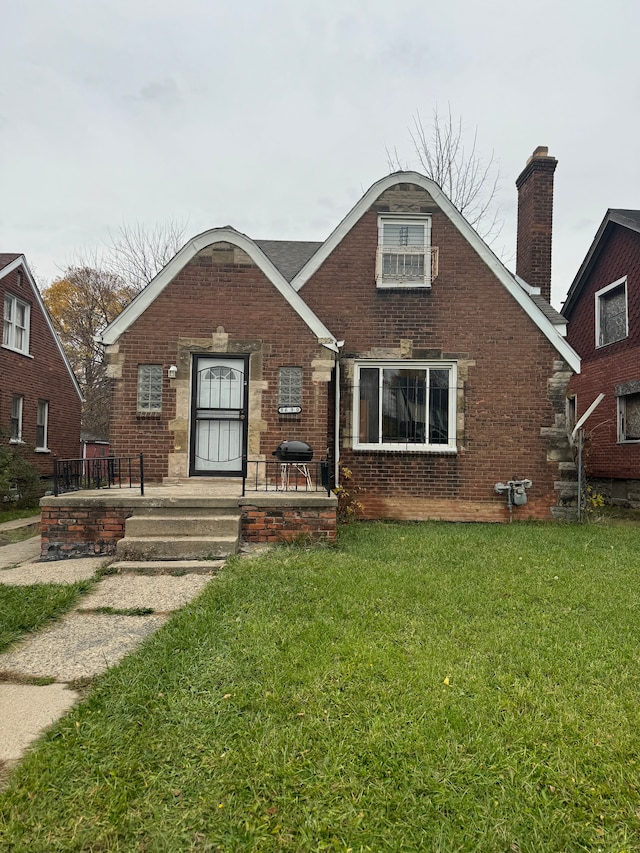 view of front of property with a porch and a front yard