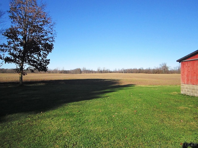 view of yard featuring a rural view