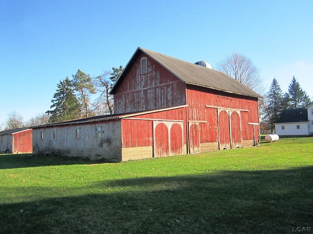 view of outdoor structure featuring a yard