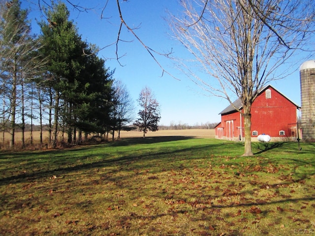 view of yard with a rural view and an outdoor structure