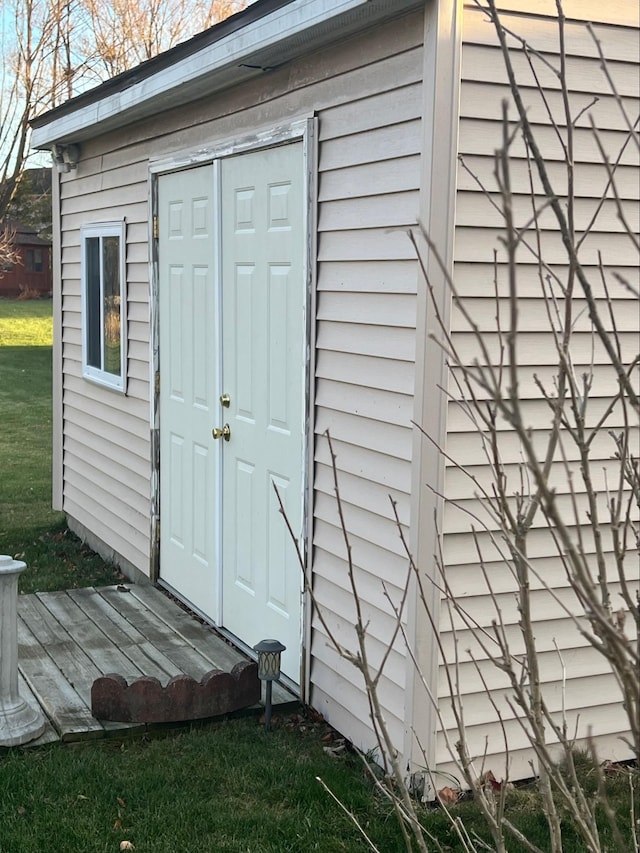 view of outdoor structure featuring a lawn