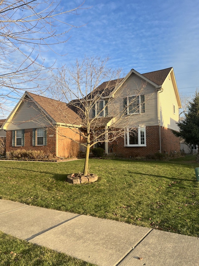 view of front facade featuring a front lawn