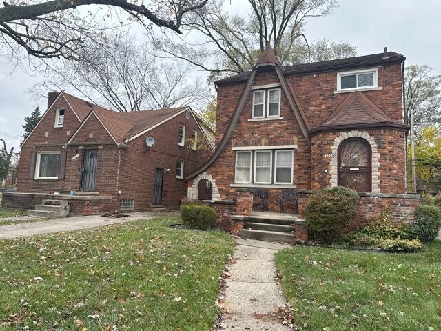 english style home featuring a front lawn