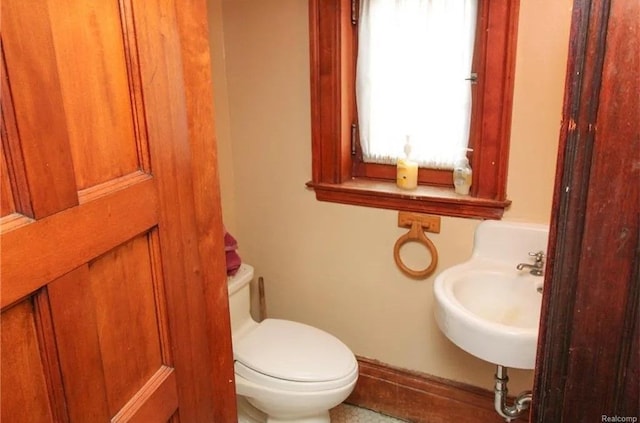 90 Edison St, Detroit, MI 48202 - bathroom with a sink, toilet, and baseboards