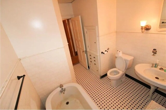90 Edison St, Detroit, MI 48202 - bathroom featuring toilet, wainscoting, and tile walls