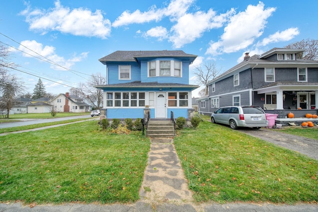 view of front of property featuring a front lawn