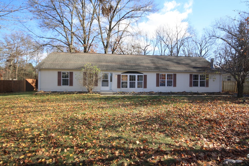 single story home featuring a front yard