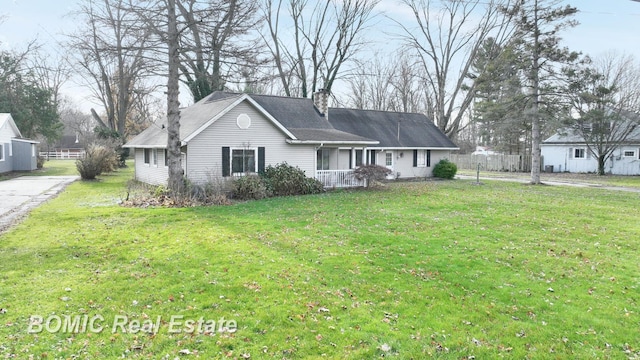 ranch-style home featuring a front lawn and a porch