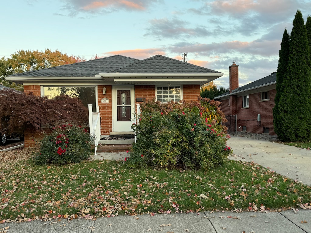 view of front facade with a lawn