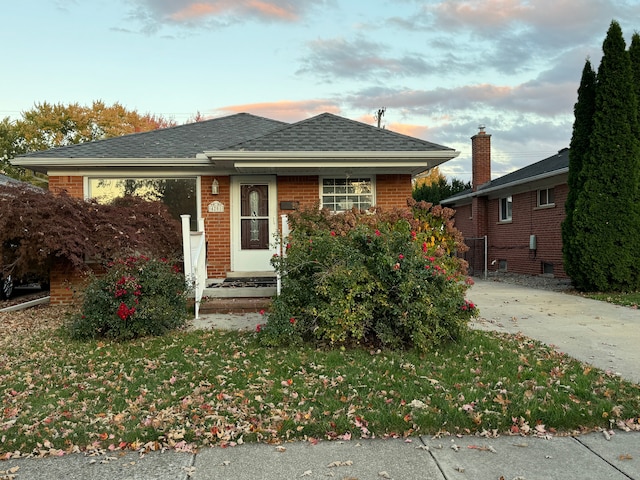 view of front facade with a lawn