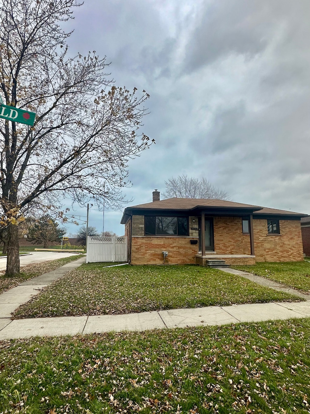 view of front of house with a front yard