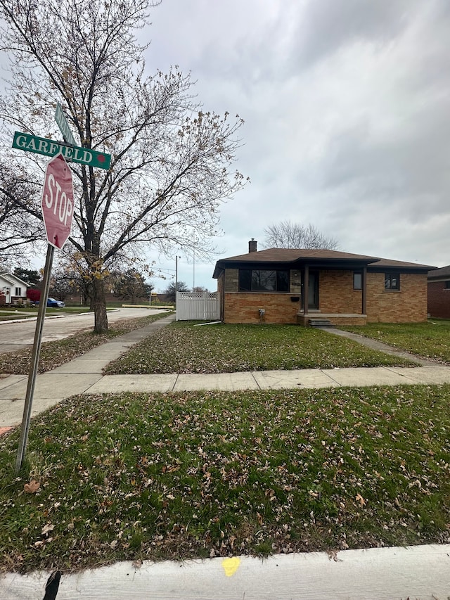 view of front of house featuring a front yard