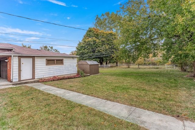 view of yard featuring a shed