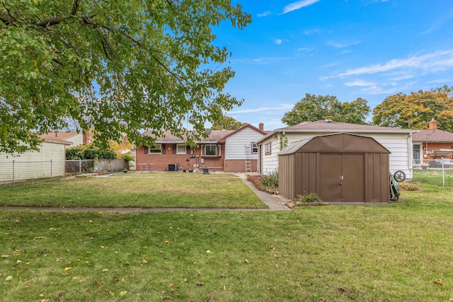 view of yard with a storage shed