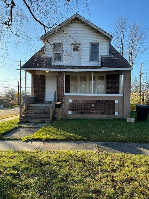 view of front facade with a front lawn and covered porch