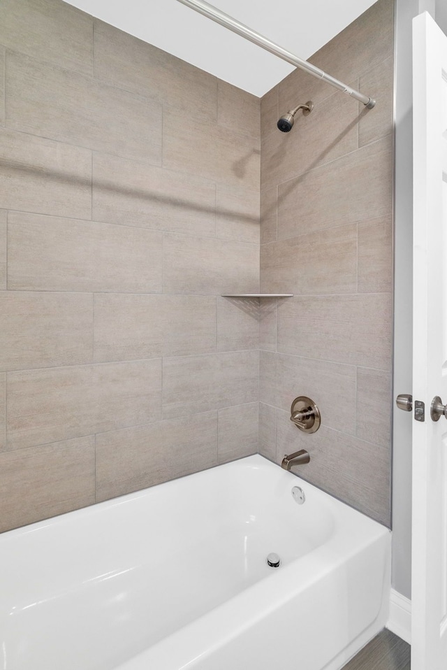 bathroom with tiled shower / bath