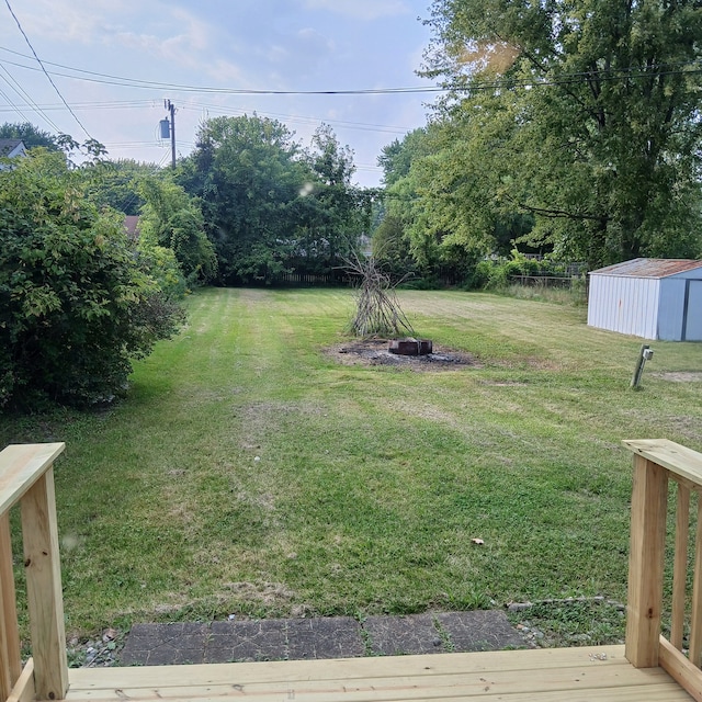 view of yard featuring a storage shed