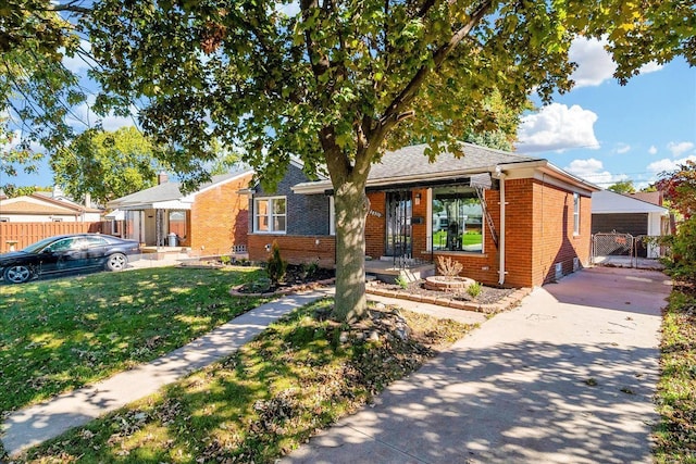 single story home with a front yard