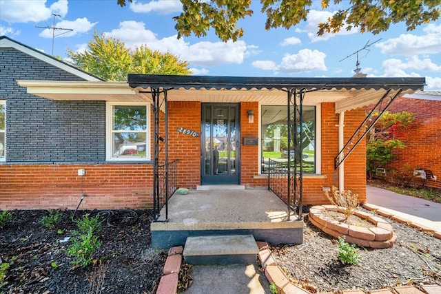 property entrance featuring a porch