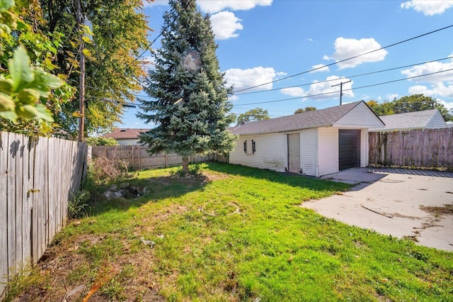 view of yard with an outbuilding