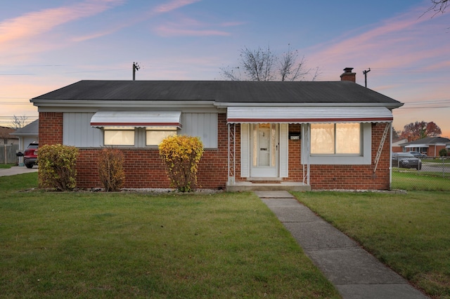 view of front facade featuring a lawn