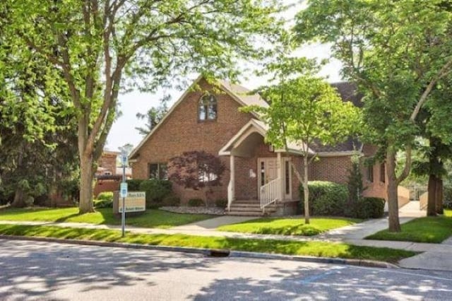 view of front facade featuring a front lawn