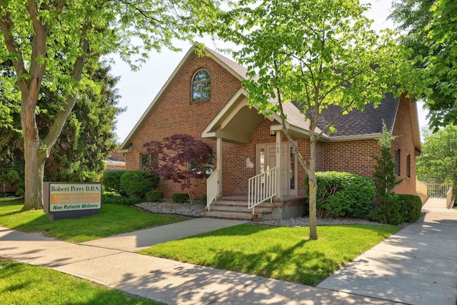 view of front of home featuring a front lawn