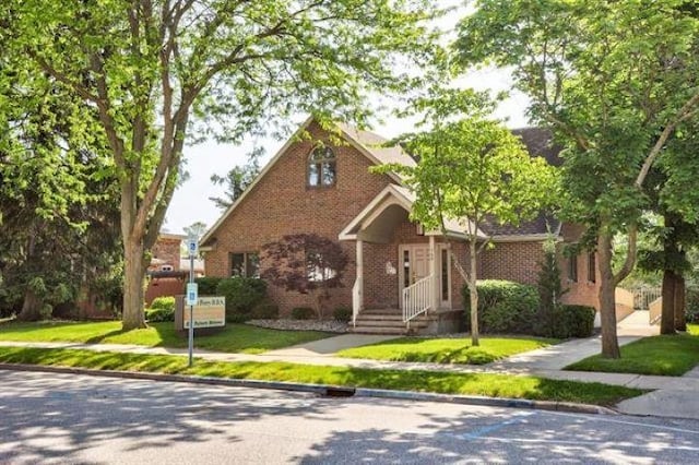 view of front of house featuring a front lawn