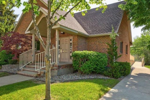 view of front of property with a front yard