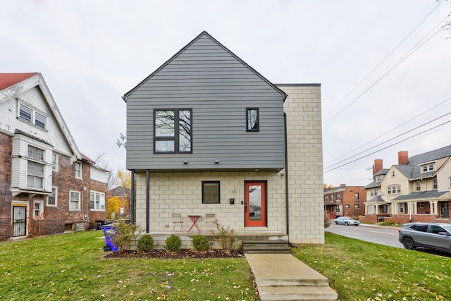 view of front of home featuring a front yard