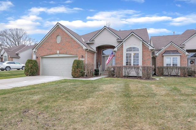 view of front of home featuring a front yard