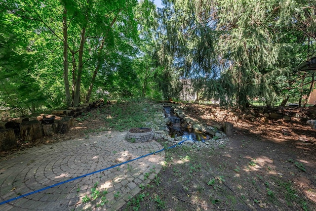 view of yard featuring a fire pit