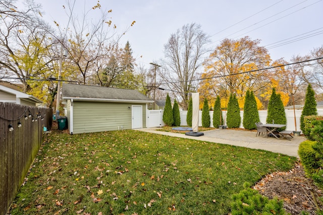 view of yard featuring a patio