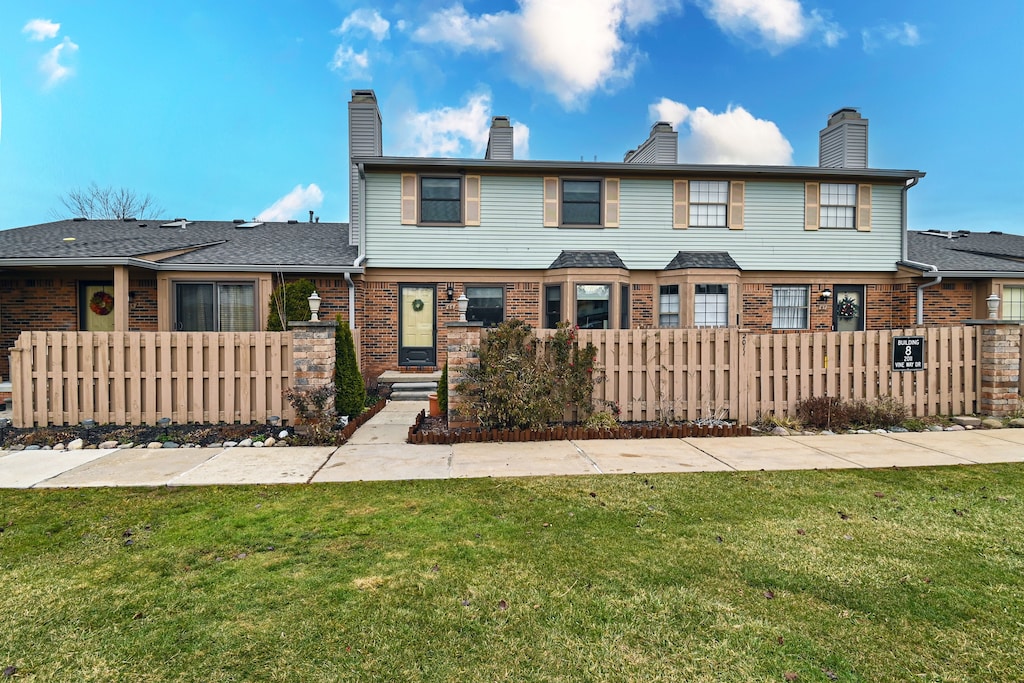 view of front of home featuring a front yard