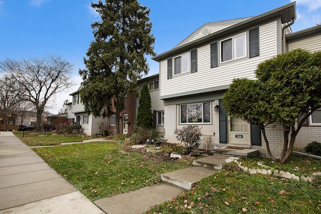 view of front of property featuring a front lawn