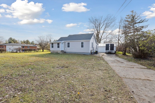 view of front facade with a front yard