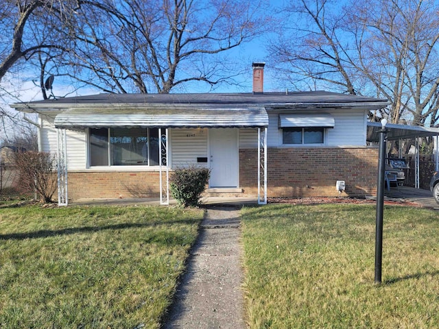 view of front of home featuring a front lawn